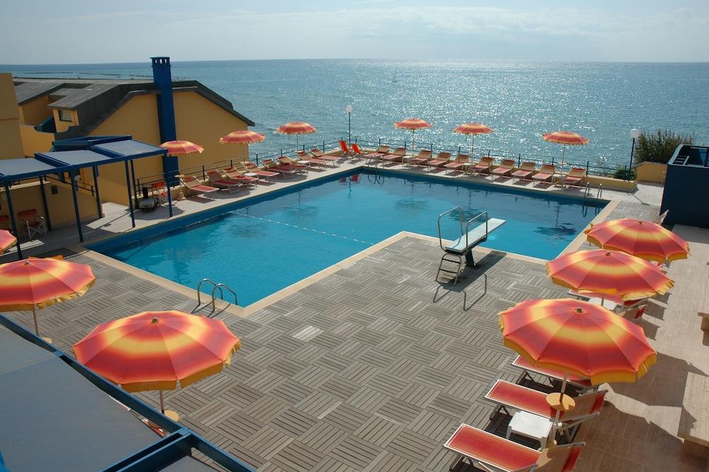 Grand Hotel Dei Cesari Anzio Exteriör bild